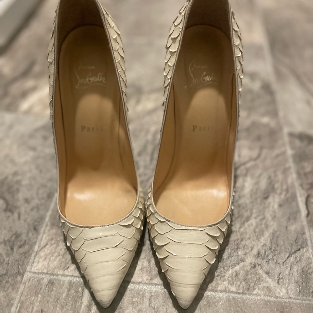 Authentic Christian Louboutin Batignolles Python White
Snakeskin Pumps